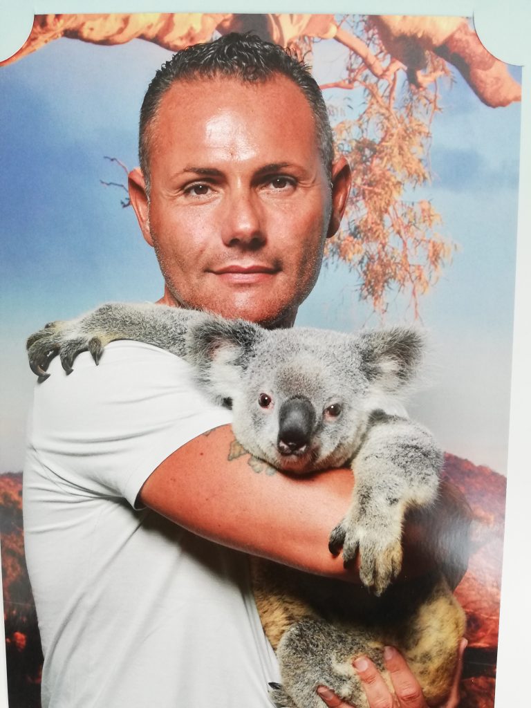 Foto con Koala in braccio