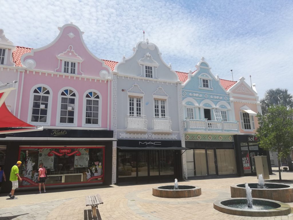oranjestad isola di aruba, edifici architettura olandese color pastello in downtown