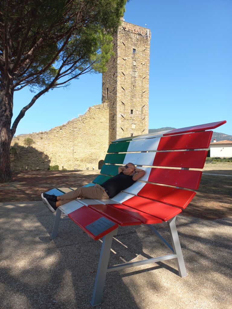 Panchina gigante con tricolore a C. Fiorentino, Toscana