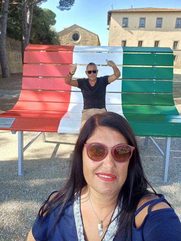 Panchina gigante con tricolore a Castiglion Fiorentino, Toscana