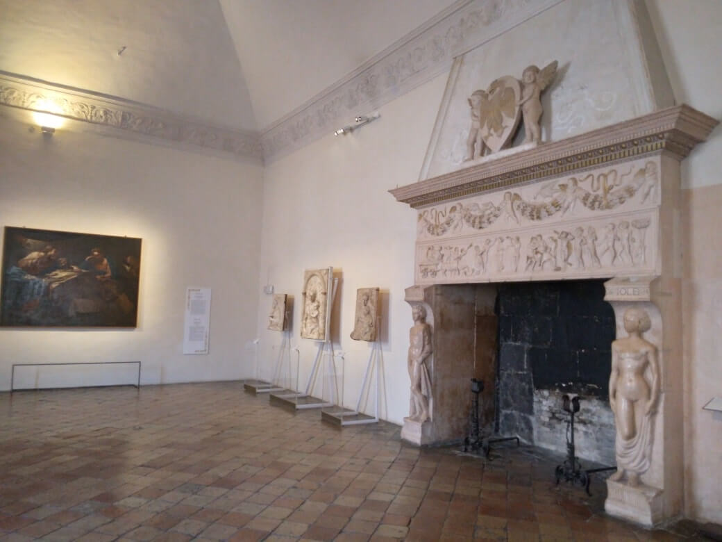 Cose da vedere a Urbino, le sale del Palazzo Ducale con i camini