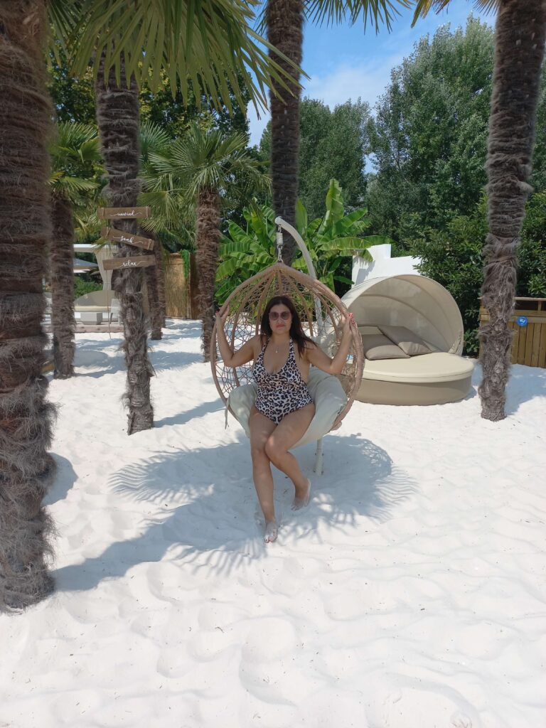 La spiaggia nel parco acquatico vicino al Lago di Garda