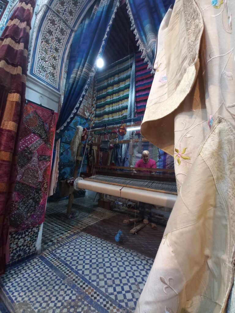 Tessitore al lavoro nella medina di Fes Marocco