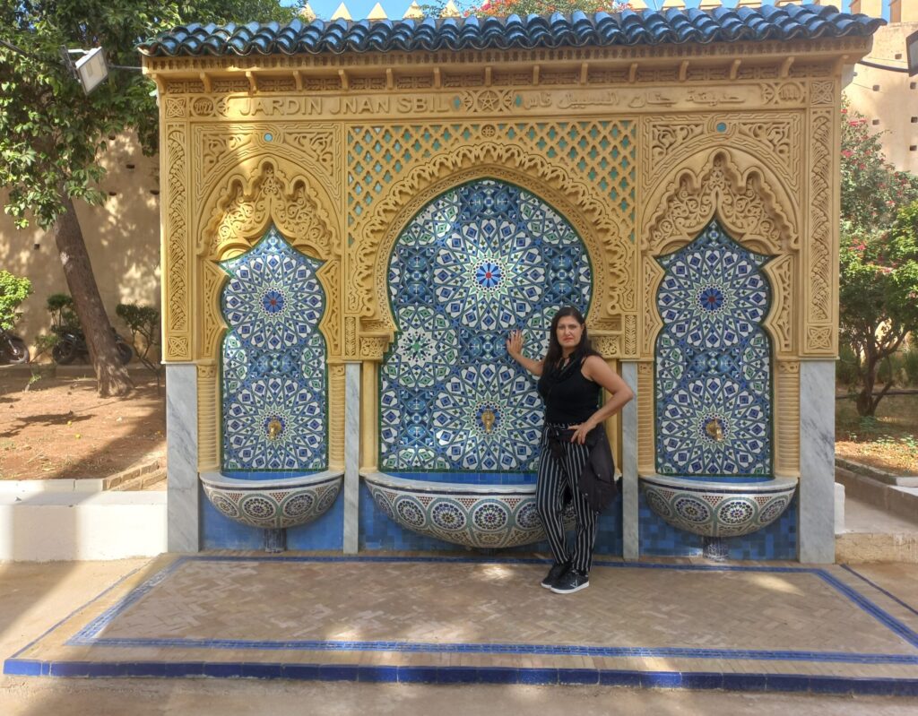 una fontana con mosaico nei giardini Jnan Sbil di Fes