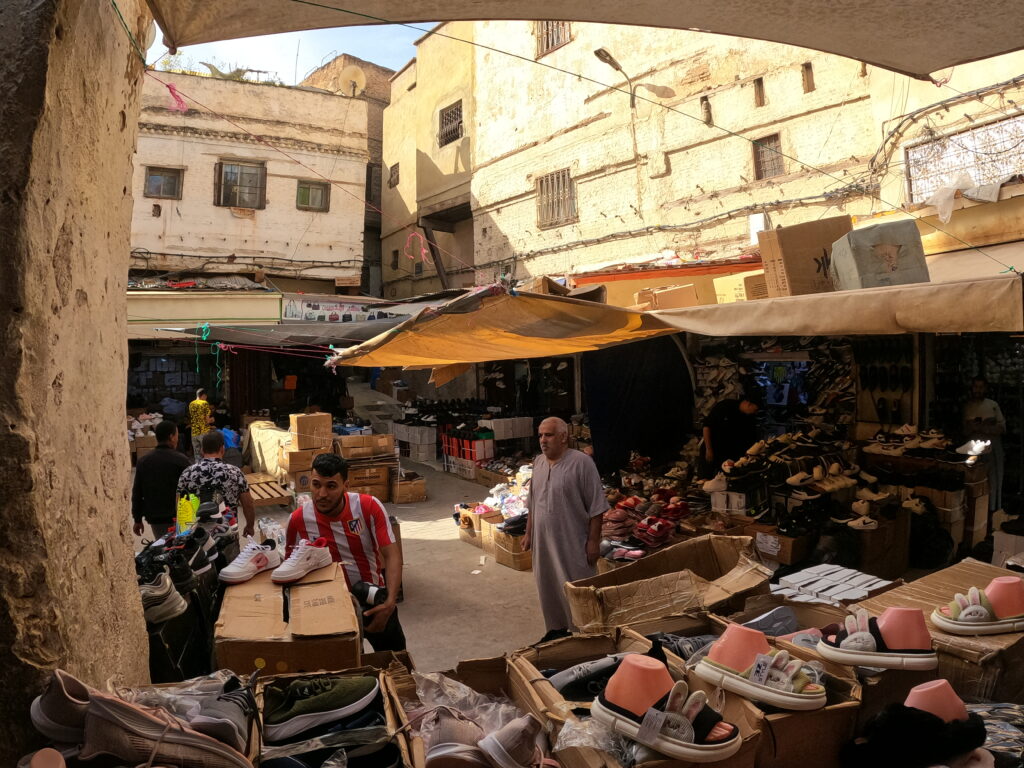 scorcio su una piazza della medina di Fez