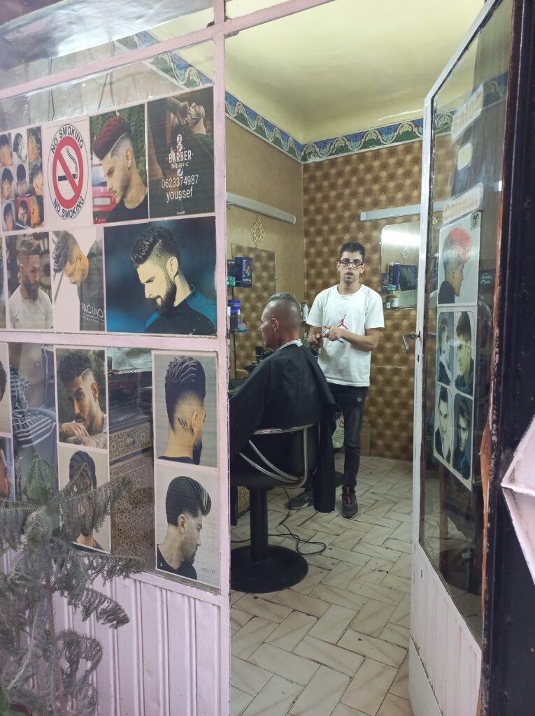 TAGLIO DI CAPELLI A FES, BARBIERE NELLA MEDINA