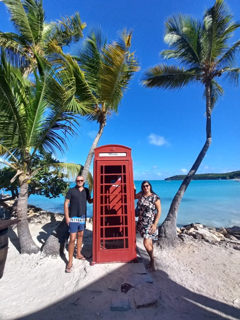 Antigua Caraibi, spiaggia Dickenson Bay e la cabina telefonica inglese, phone box
