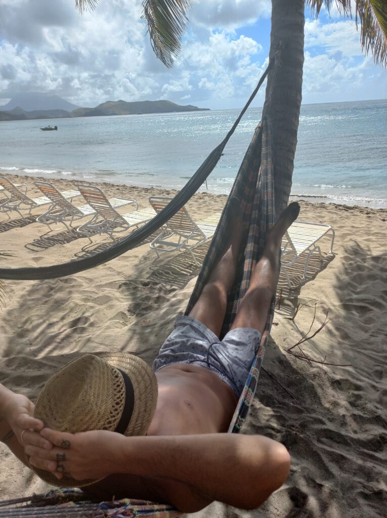 St. Kitts e Nevis amaca nella spiaggia di South Friars beach