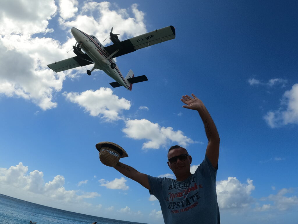 Sint Maarten Maho Beach, atterraggio di un aereo