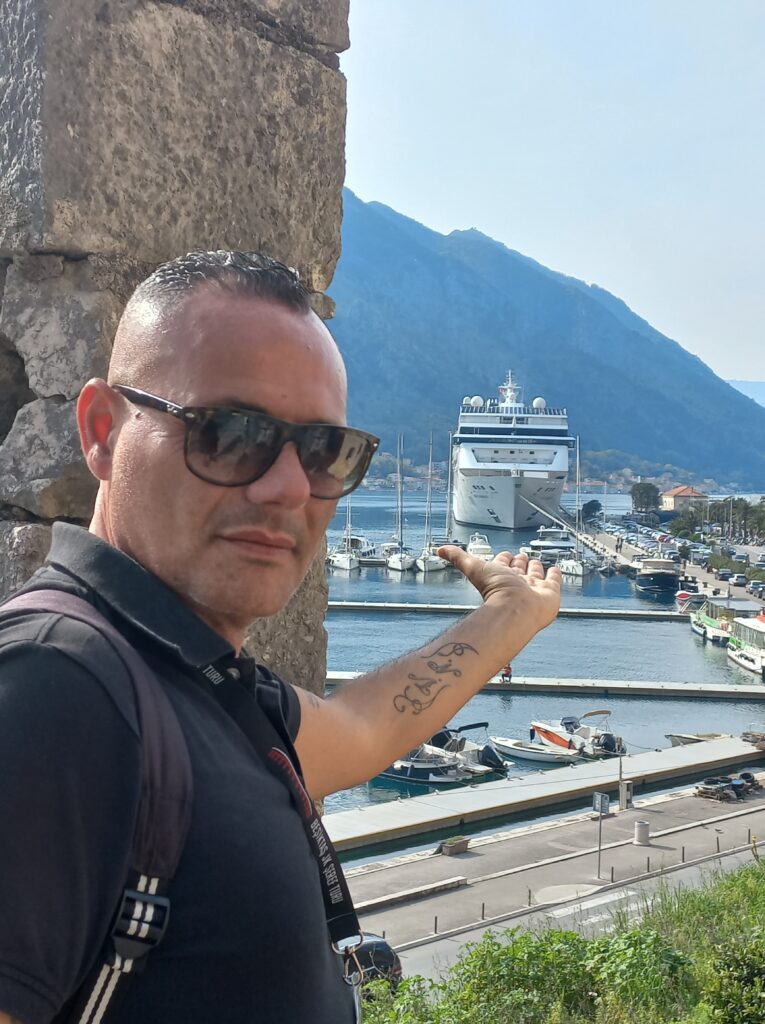 Msc Armonia nel porto di Kotor