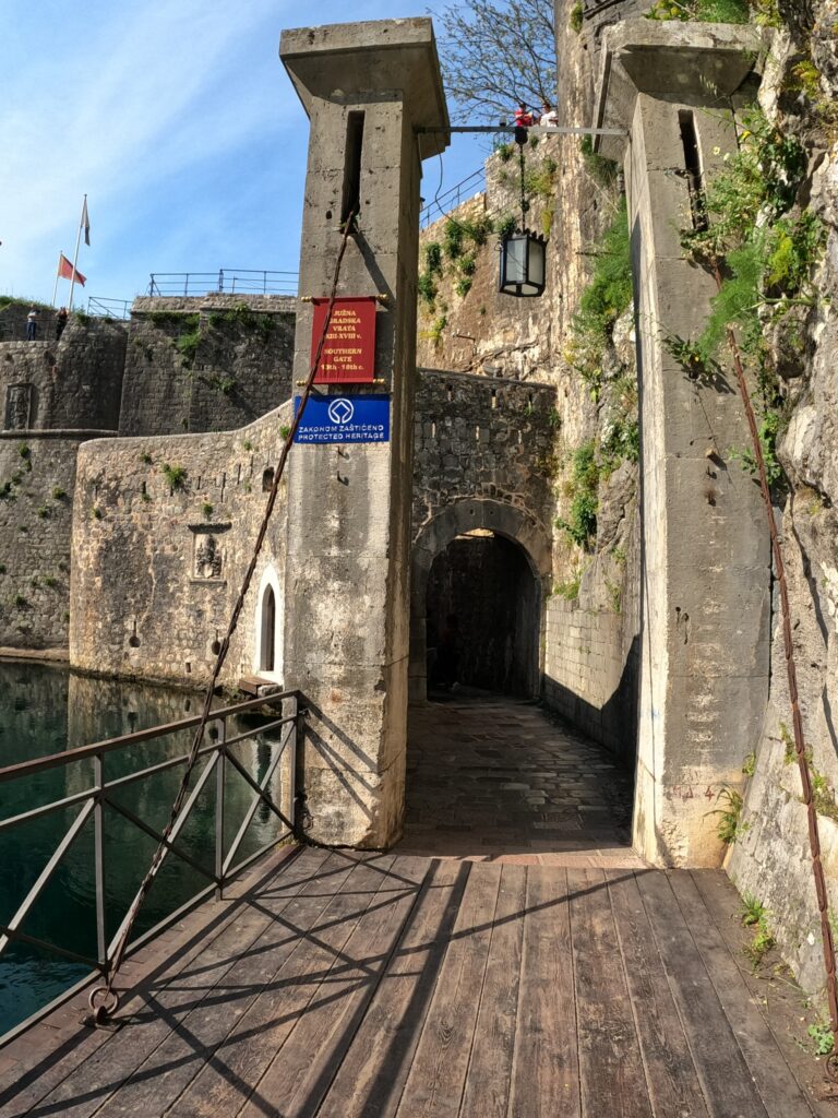 il Ponte Levatoio della Gurdich Gate a Kotor Montenegro