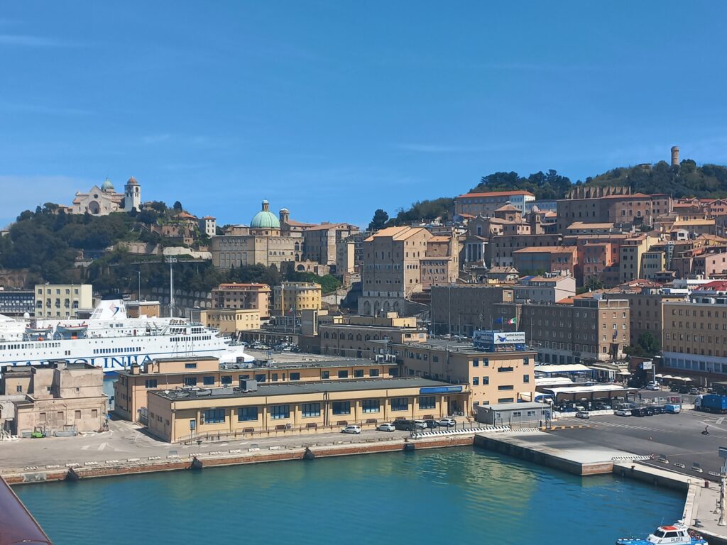 Cosa vedere ad Ancona in un giorno visuale della città dal porto delle crociere