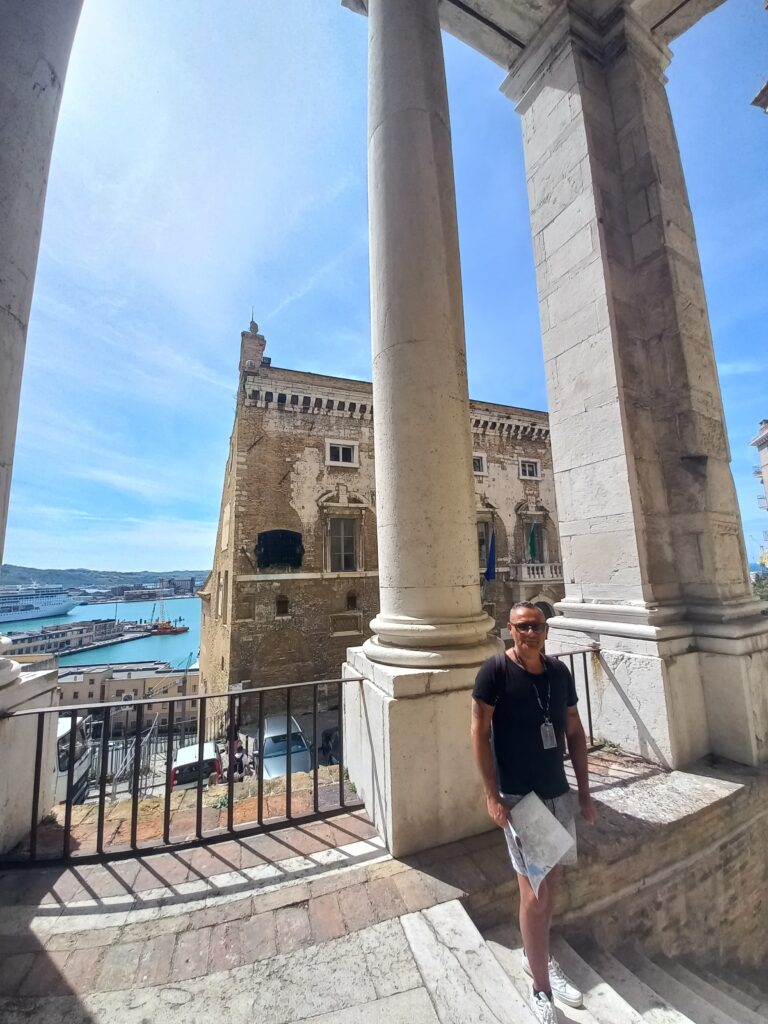 Chiesa del Gesù Ancona, il porticato esterno che affaccia sul mare