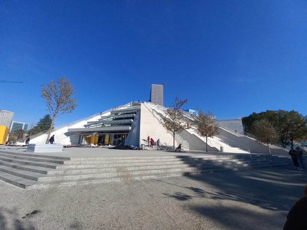Piramide Hoxha di Tirana