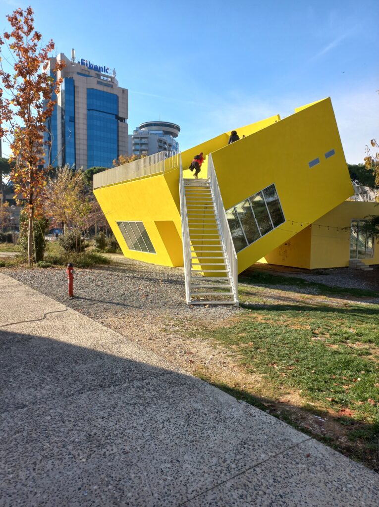 Edificio giallo all'esterno della Piramide di Tirana