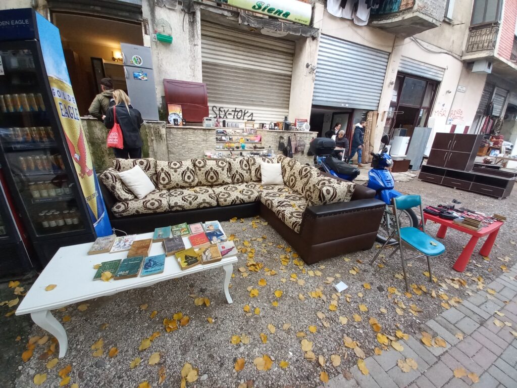 Bar improvvisato a Tirana