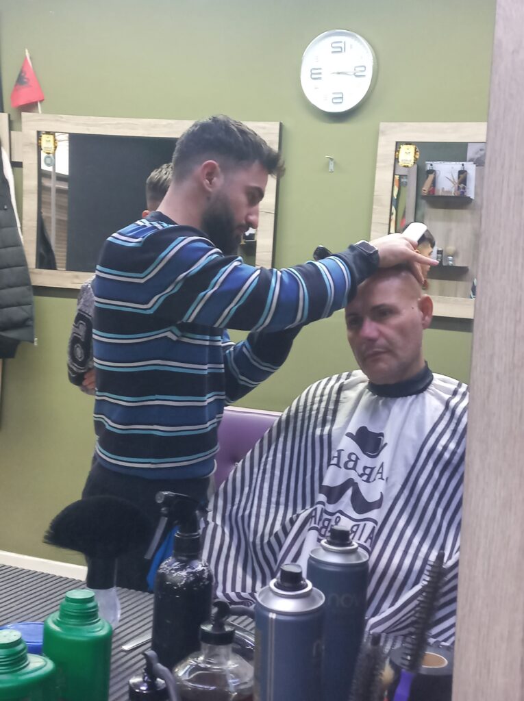 Taglio di capelli a Tirana, Edi's Barber shop