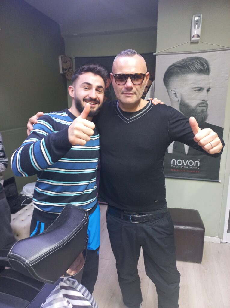 Taglio di capelli a Tirana, io con il barbiere di Edi's Barber Shop