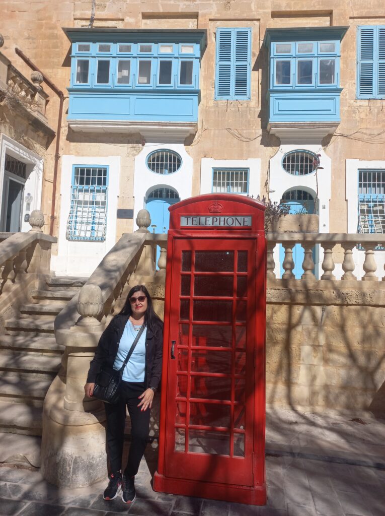 Cabina rossa inglese e finestre azzurre a Malta nella Piazzetta antistante Misrah L-Indipendenza