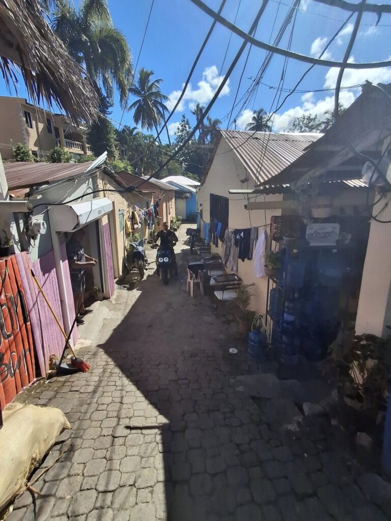Villaggio locale in una traversa di Cabarete