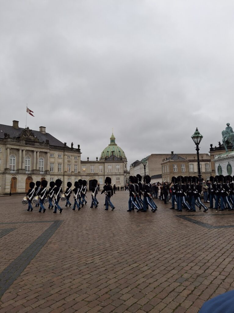 Cambio della guardia a Palazzo di Amalienborg di Copenaghen