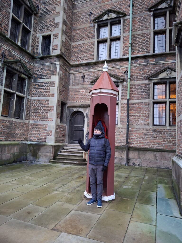 Imitazione della guardia al Castello di Rosenborg!