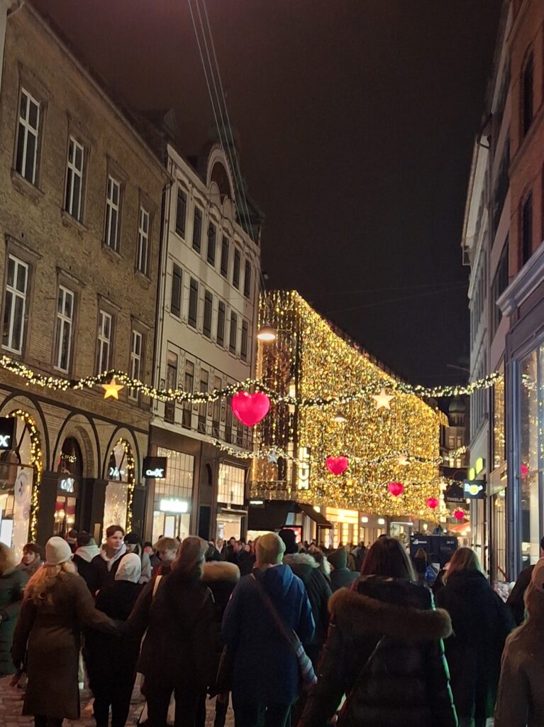Stroget a Copenaghen illuminata
