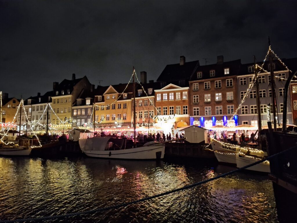 Cosa vedere a Copenaghen, canale di Nyhavn illuminato di sera