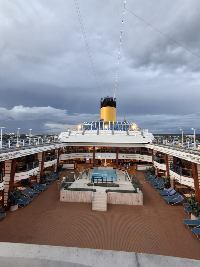 Piscina su Costa Fascinosa deck 9 Lido Blue Moon