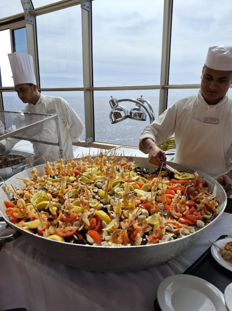 Buffet in piscina su Costa Fascinosa
