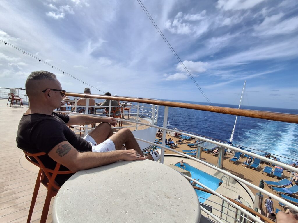 Vista mare dal deck 11 e vista piscina Lido Via col Vento deck 9 Costa Fascin