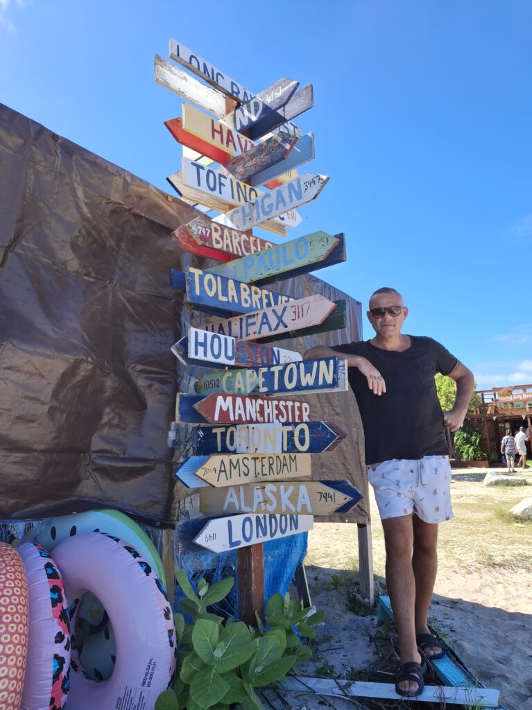Cartelli direzionali nella spiaggia di Long Bay British Virgin Island