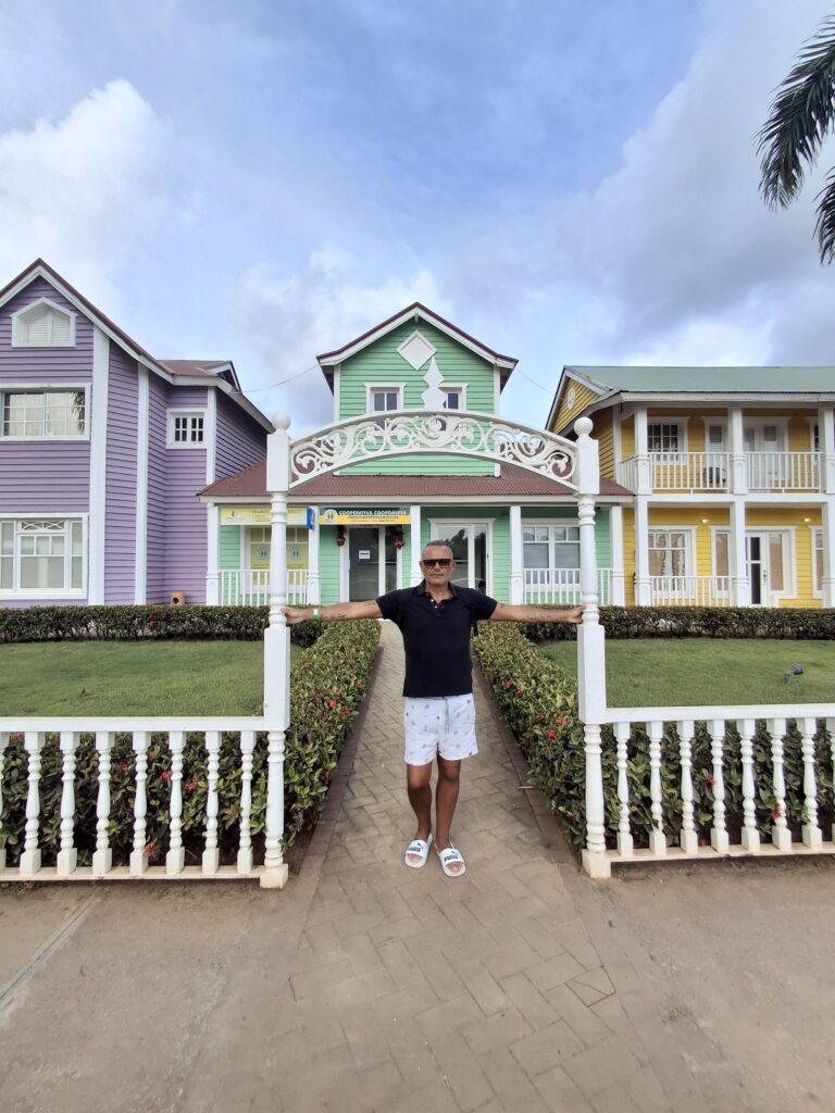 Casette colorate a Santa Barbara de Samanà