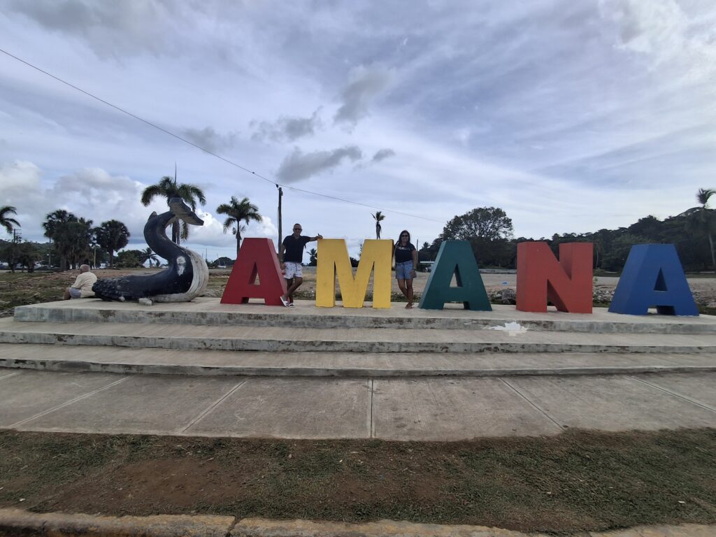 Cosa vedere a Santa Bárbara de Samana, la scritta in paese