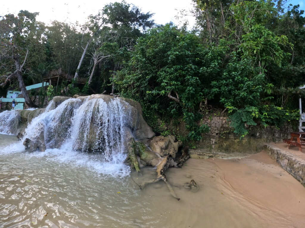 Dunn's River Falls che sgorgano in mare