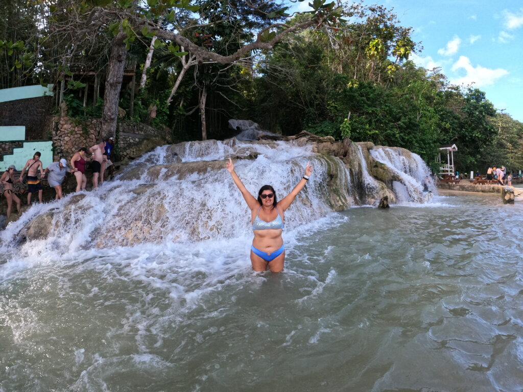 Dunn's River Falls che sgorgano in mare