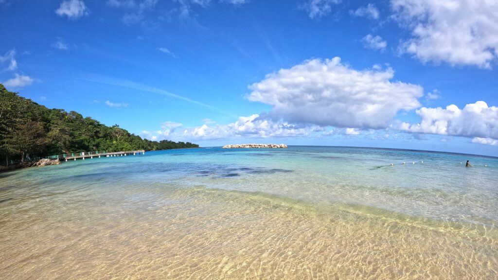 Spiaggia sotto Dunn's River Falls