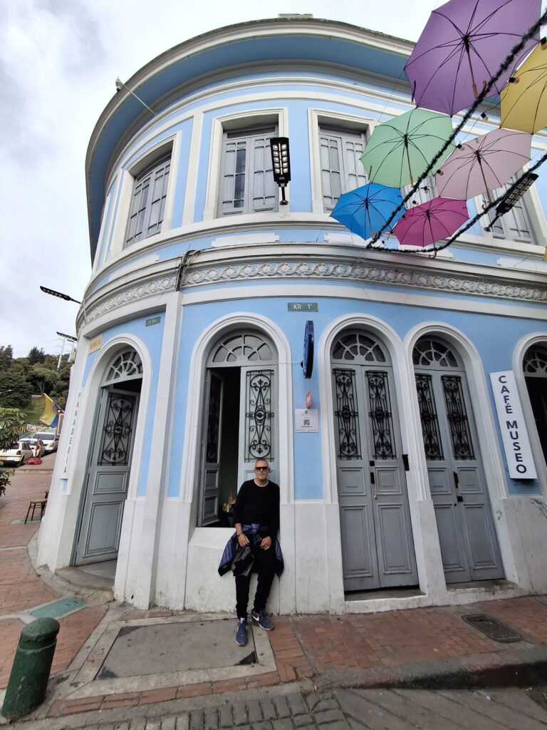 Edifici coloniali a Bogota' e strada con ombrelli