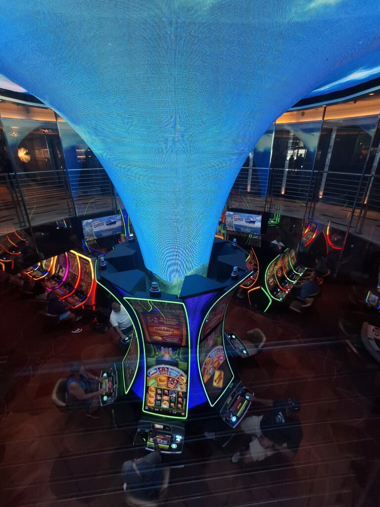 Vista dall'altro del casino di Carnival Horizon