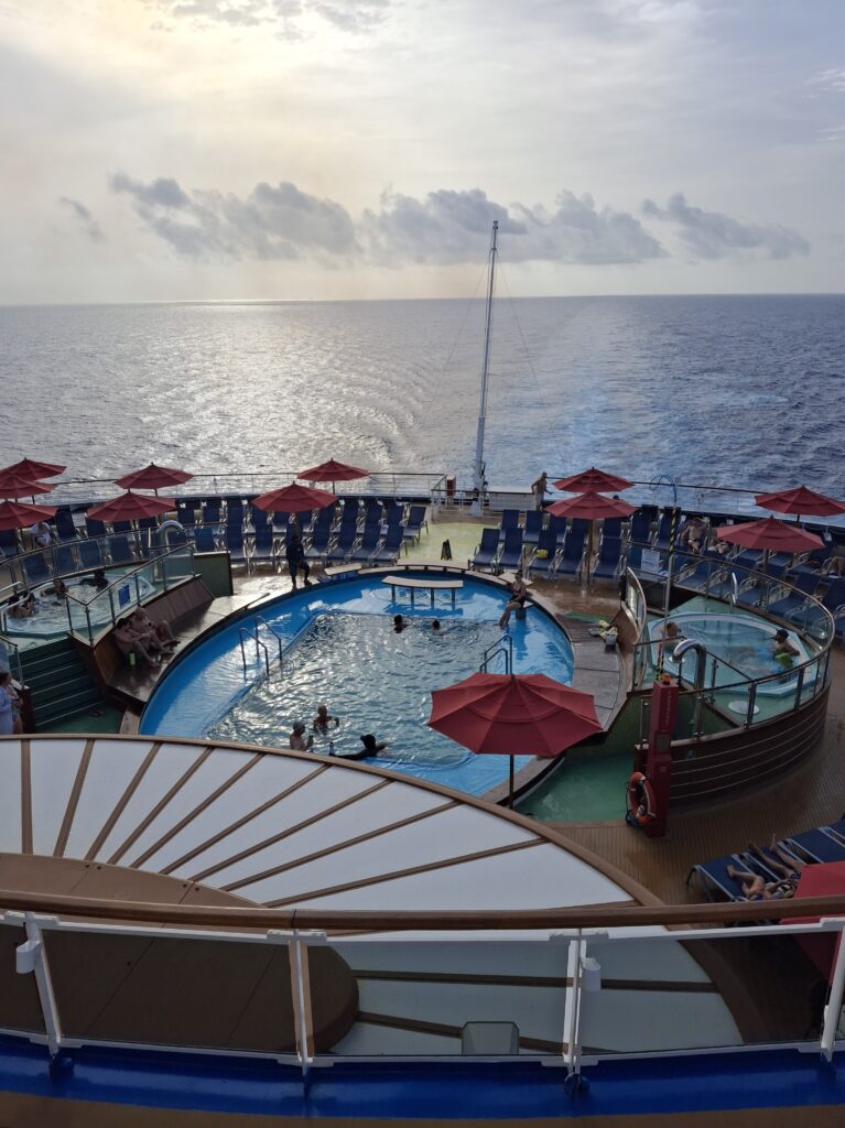 Tides Pool su Carnival Horizon