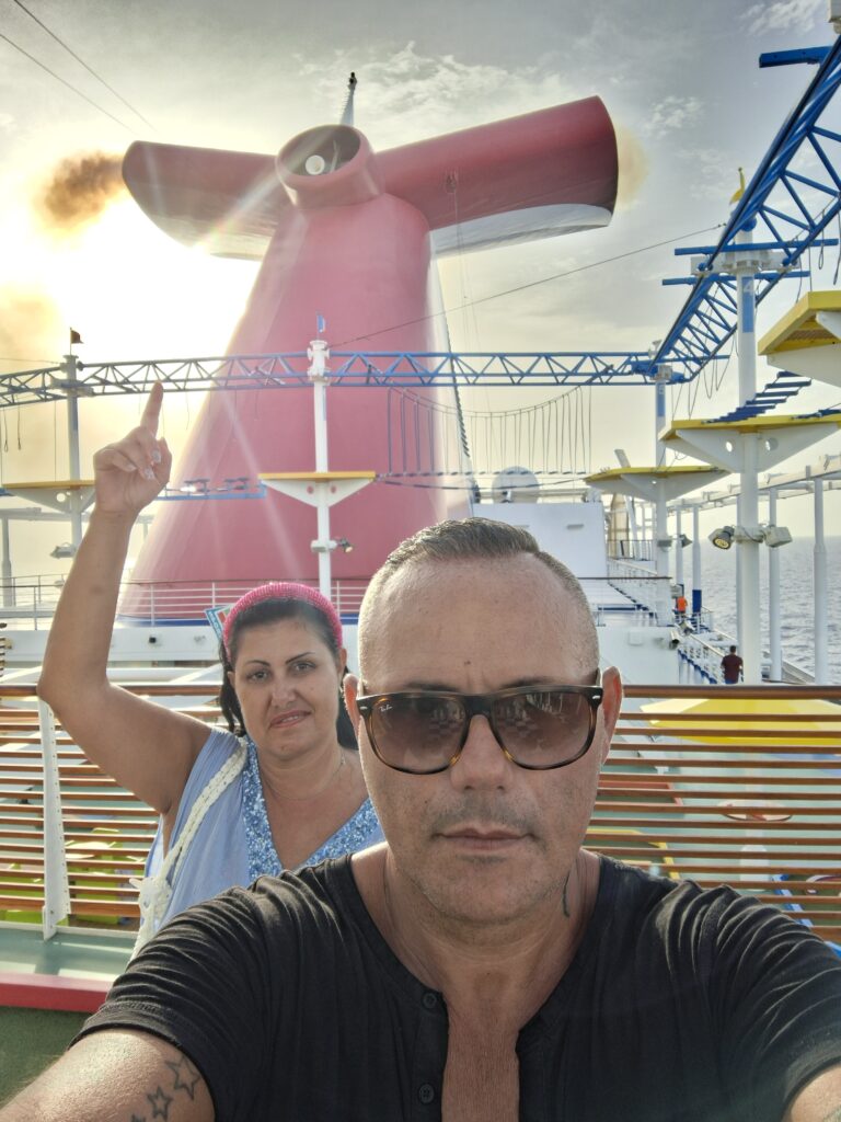 fumaiolo a forma di coda di balena tipica delle navi Carnival