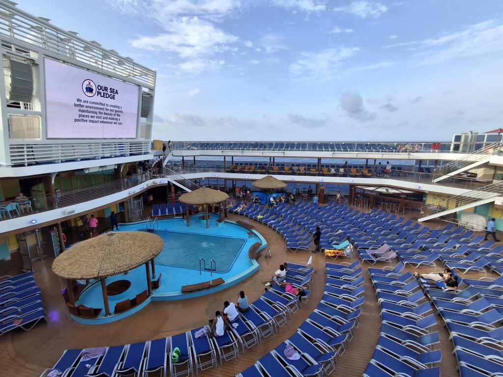 Beach Pool su Carnival Horizon