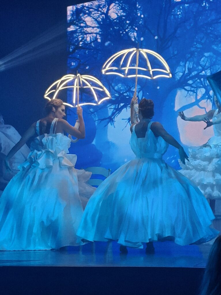 Spettacolo al teatro Liquid Lounge su nave da crociera