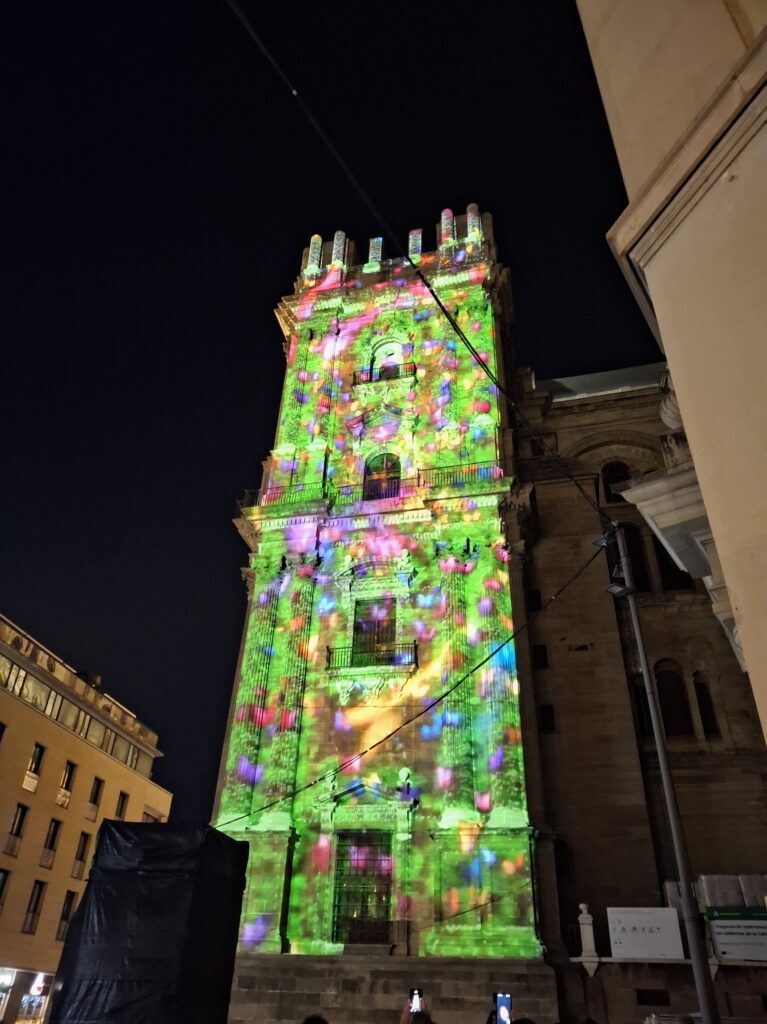 Giochi di luci sul campanile della Cattedrale di Malaga