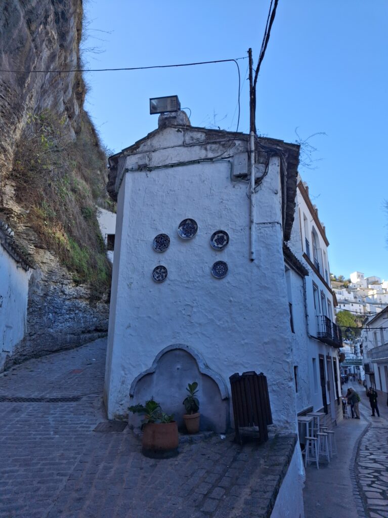 Vicoli a Setenil, uno dei pueblos blancos dell'Andalusia