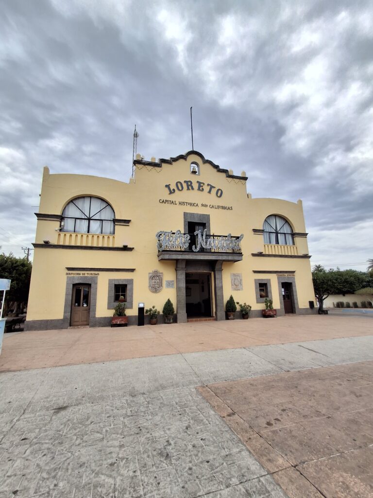 Edificio giallo a Loreto Baja California Sur