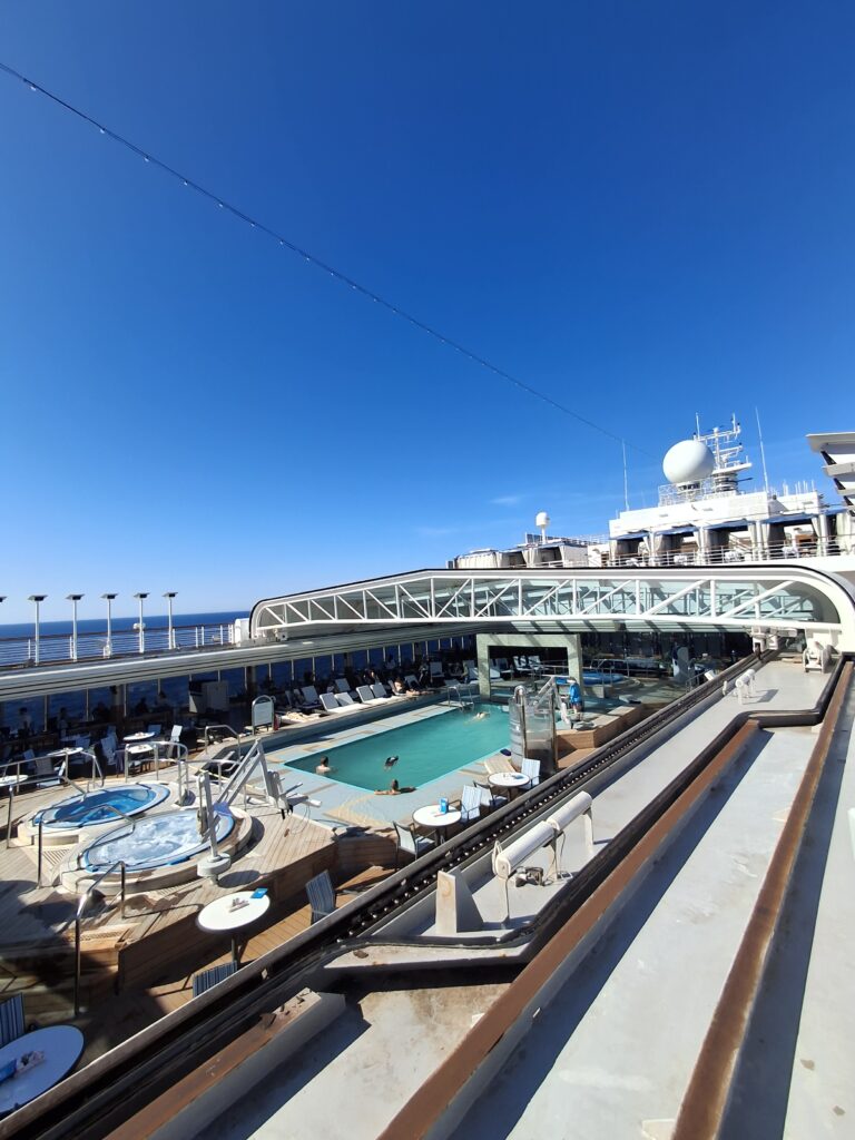 Piscina centrale su Nieuw Amsterdam con tetto richiudibile