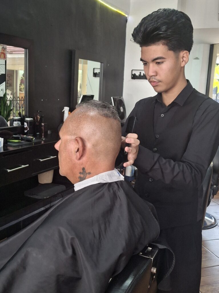 Fernando il barbiere di Classic Man a Puerto Vallarta in Messico per il taglio di capelli nel mondo