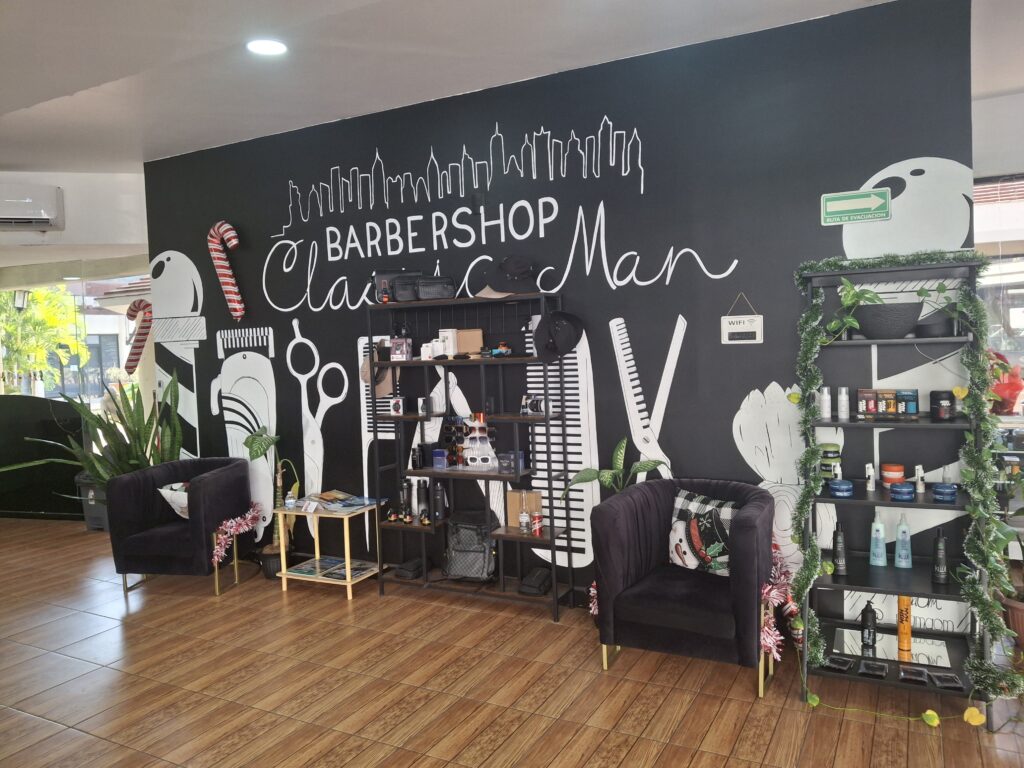 Gli interni di Classic Man Barber Shop, taglio di capelli a Puerto Vallarta 