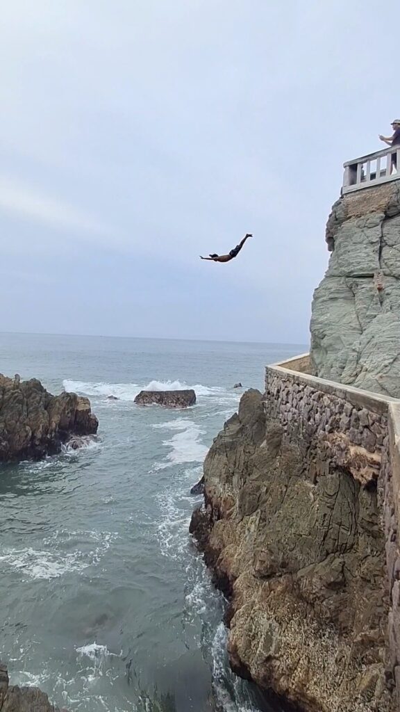 El Clavadista, Il Tuffatore o Cliff Divers a Mazatlan